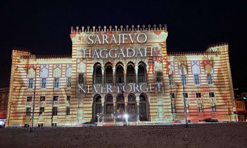  Vijećnica u znaku Sarajevske hagade s porukom sjećanja na sve nevine žrtve