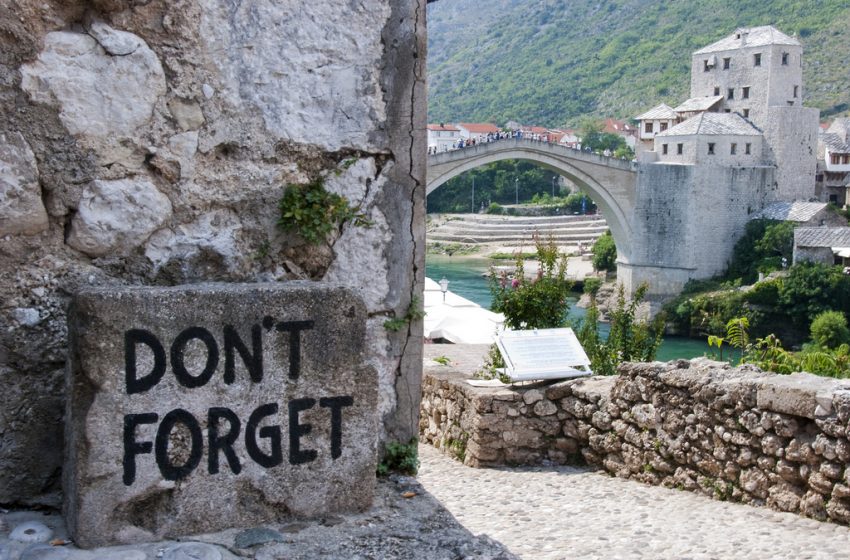  „Ti miran i savit preko mrakobjesâ, ljude i rijeku puštaš ušću nada“: Na današnji dan srušen Stari most u Mostaru