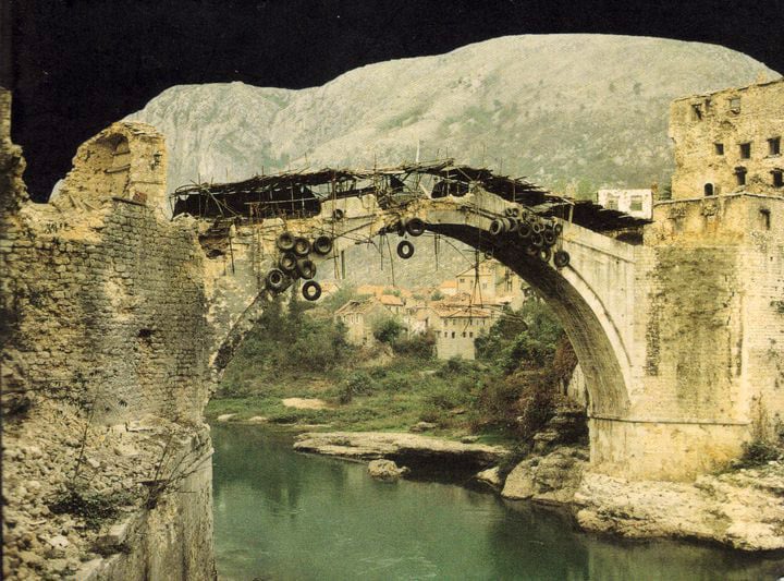  „Ti miran i savit preko mrakobjesâ, ljude i rijeku puštaš ušću nada“: Na današnji dan srušen Stari most u Mostaru